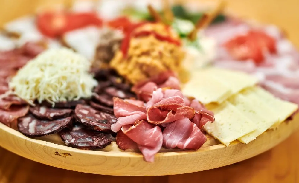 Reich belegte Winzerplatte mit Speck, Wurst, Käse und Aufstrichen